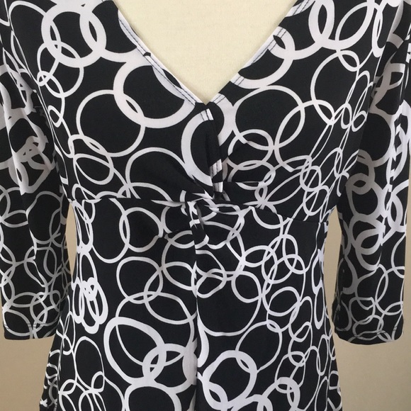 Flattering Top 😘 - Picture 2 of 6